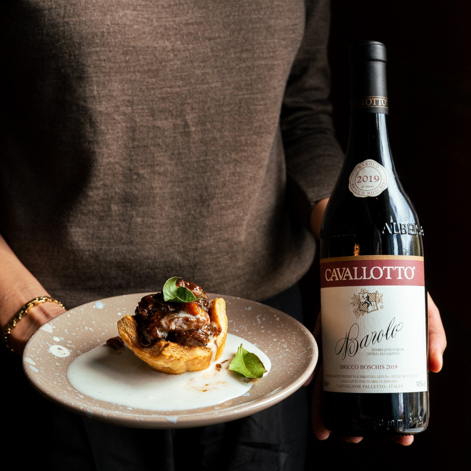 Tartine al brasato di guance con salsa al Castelmagno